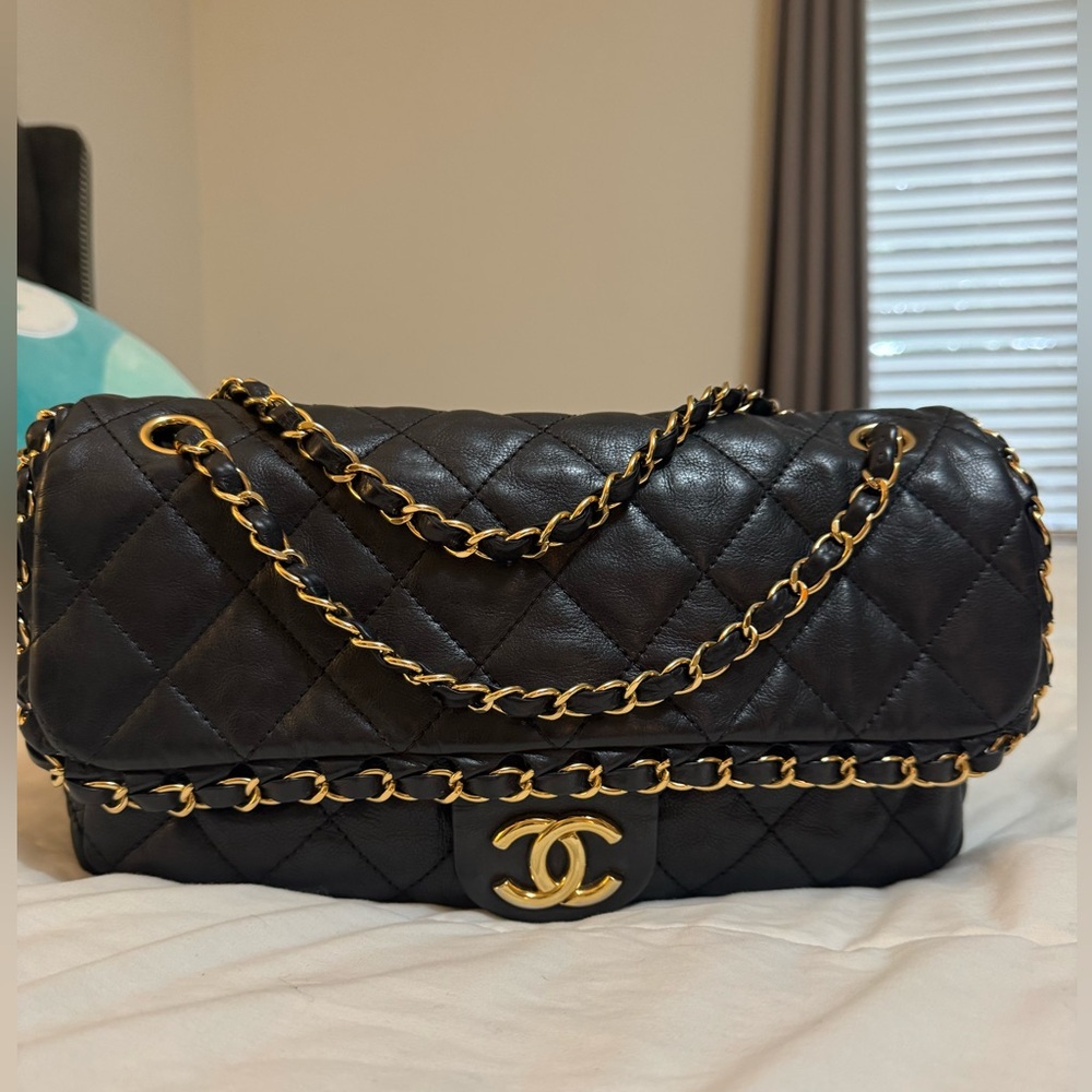 Black calfskin leather Chanel shoulder bag, gold hardware all round series 15